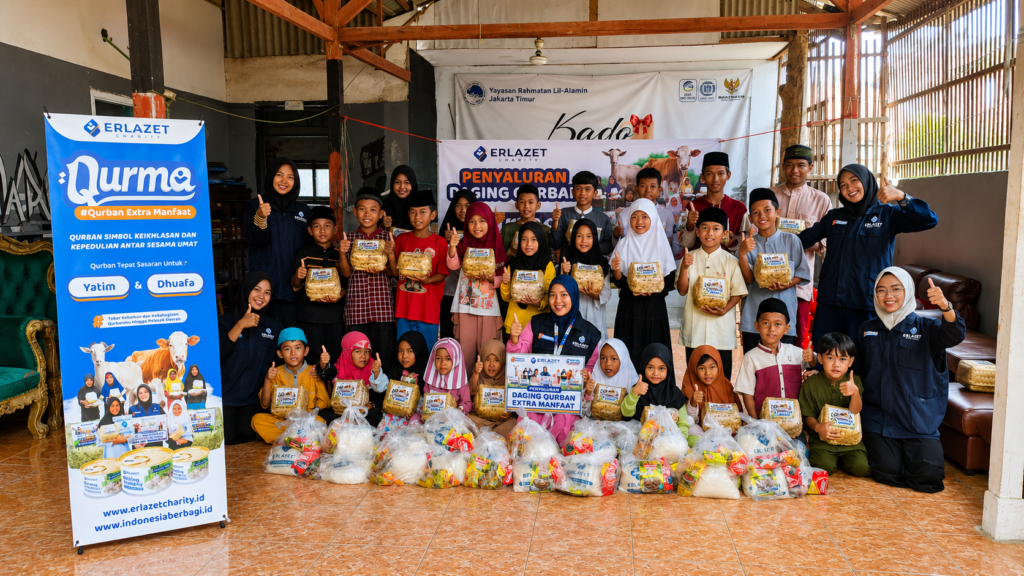 qurban berbagi kebahagiaan, makna ibadah qurban, qurban untuk sesama, kepedulian sosial Idul Adha, qurban yatim dhuafa, Erlazet Charity qurban